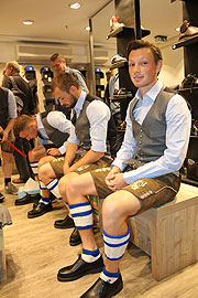 TSV 1860 München - Einkleidung mit Lederhose in cooler Löwen-Optik und Wiesn Outfit am 11.09.2017 bei Trachten Angermaier